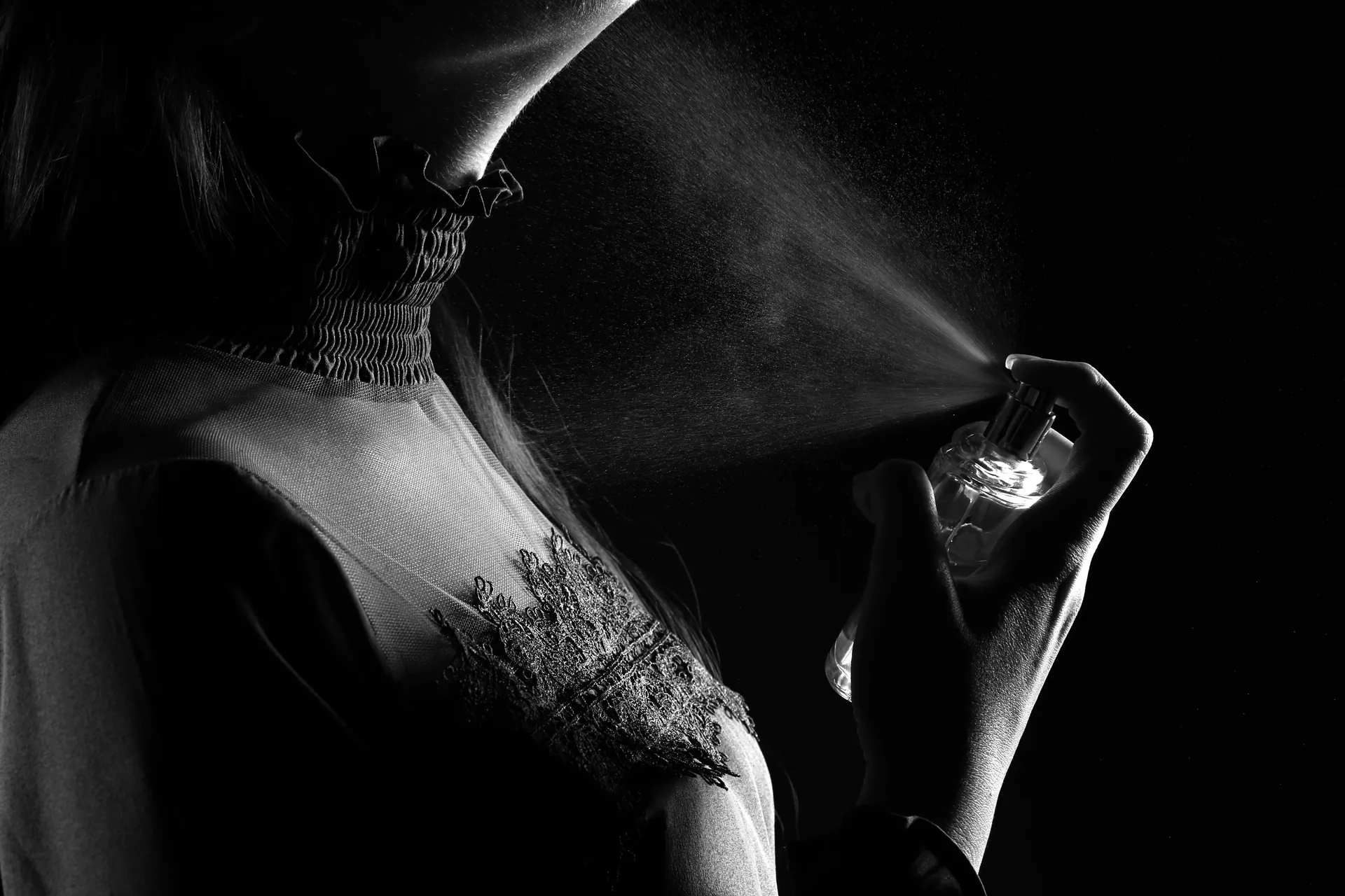 Aplicação de perfume, fotografia editorial a preto e branco